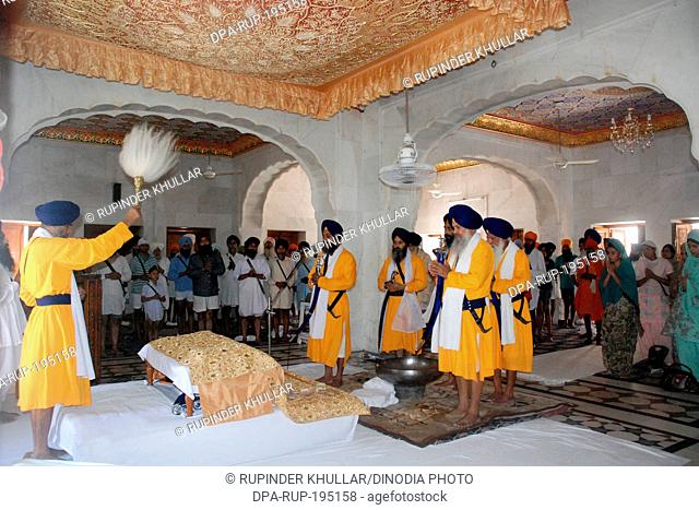Sikhism performing pooja guru granth sahib, golden temple, amritsar, punjab, india, asia