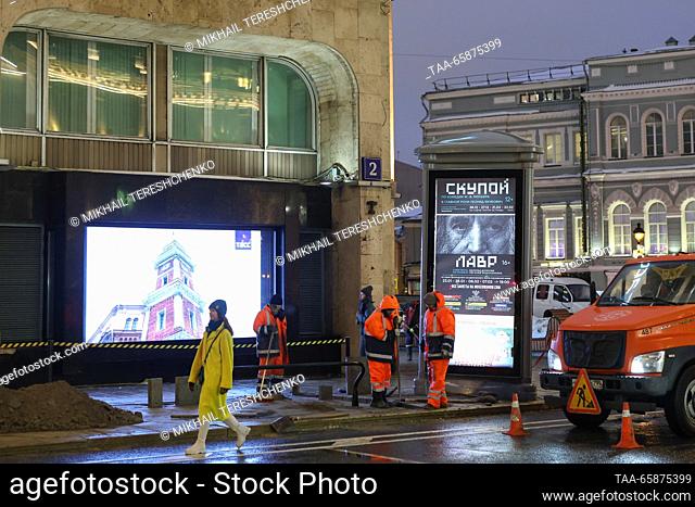 RUSSIA, MOSCOW - DECEMBER 18, 2023: Utility workers carry out block paving maintenance in Tverskoy Boulevard. Mikhail Tereshchenko/TASS