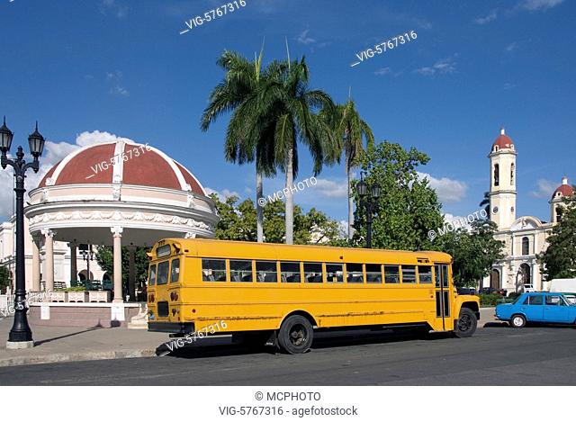Kuba, Karibik, Cienfuegos, UNESCO Weltkulturerbe, am Parque Jose Marti, Bus, Pavillon Glorieta und Kathedrale - Cienfuegos, Cuba, 04/01/2007