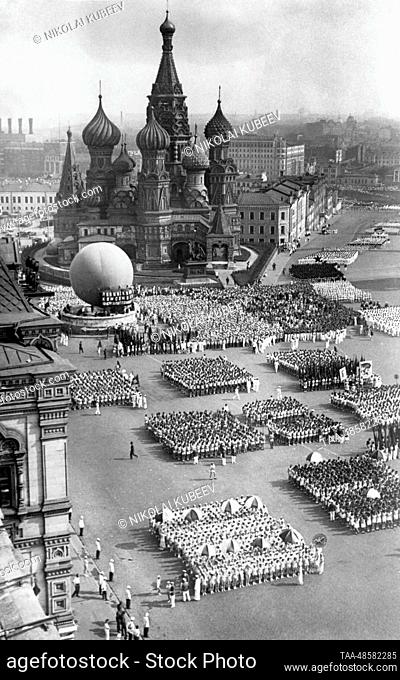 1930s. Moscow, USSR. Participants of the Parade of Athletes march in Red Square. The exact date of the photograph is unknown