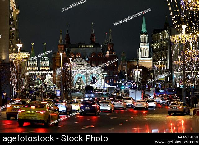 RUSSIA, MOSCOW - 21 de diciembre de 2023: El tráfico de vehículos fluye a lo largo de Tverskaya Calle iluminada por luces navideñas