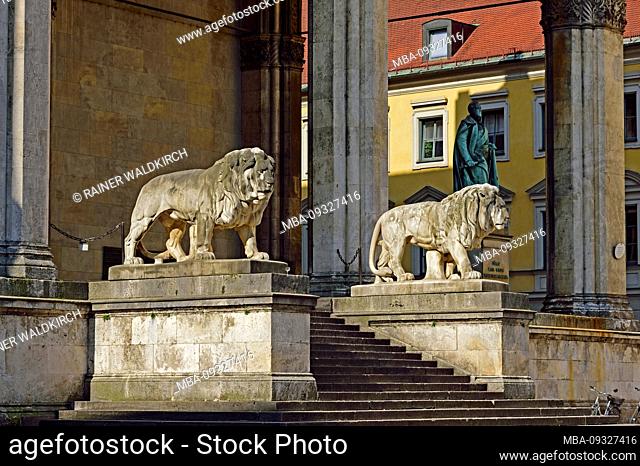 Europe, Germany, Bavaria, Munich, Odeonsplatz, Feldherrnhalle, built in 1841, lion figures on the stairs