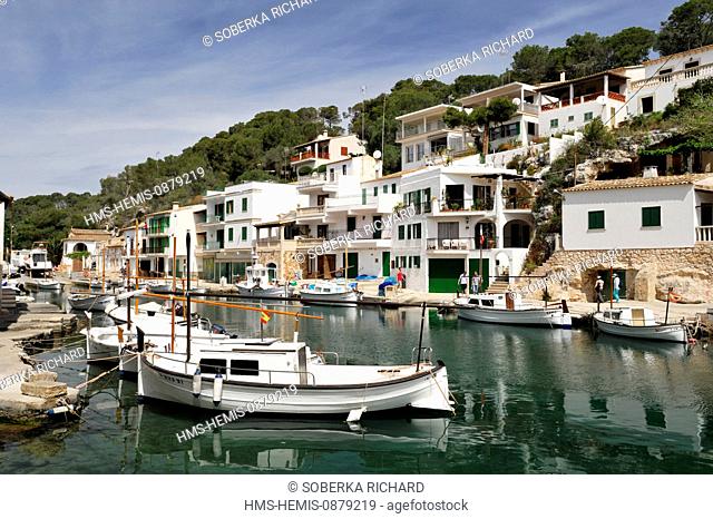 Spain, Balearic Islands, Mallorca, Cala Figuera, boats moored in the harbor