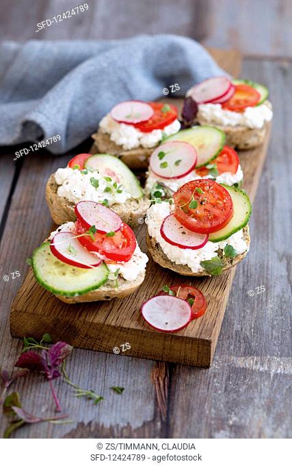 Herb rolls with cottage cheese, tomatoes and cucumber