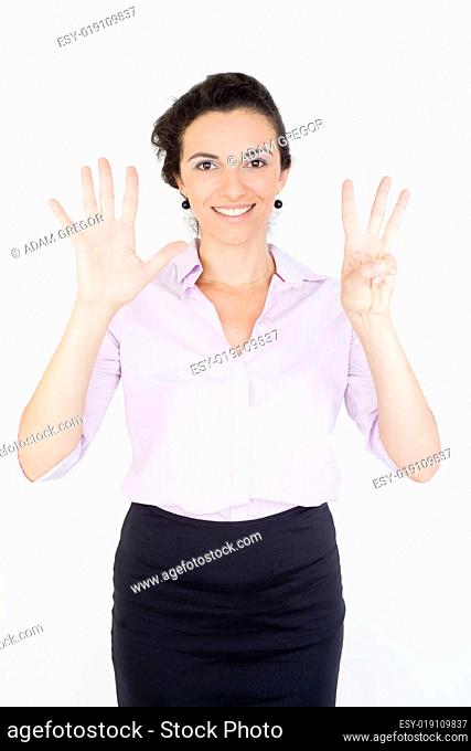 Frau zeigt mit acht Fingern die Zahl 8