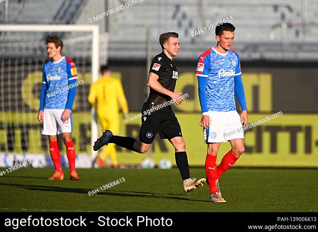 jubilation over the 0-2: left to right goalschuetze Marco Thiede (KSC). GES / Football / 2. Bundesliga: Holstein Kiel - Karlsruher Sport-Club, February 17