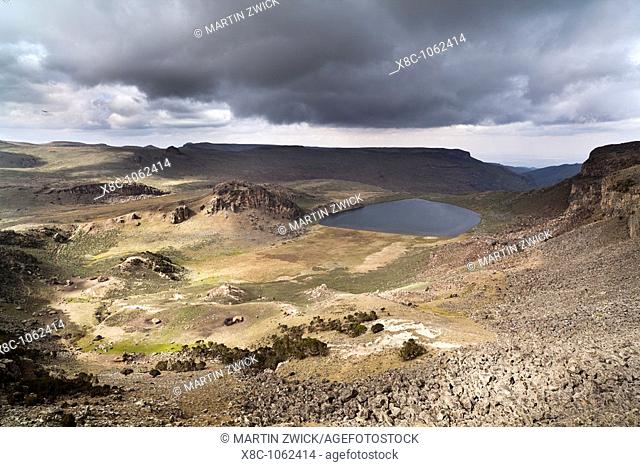 Lake Garba Guracha am Sanetti Plateau  Der Bale Mountains National Park liegt in Aethiopien und erreicht Hoehen bis zu 4300m  Durch den vulkanischen Ursprung...
