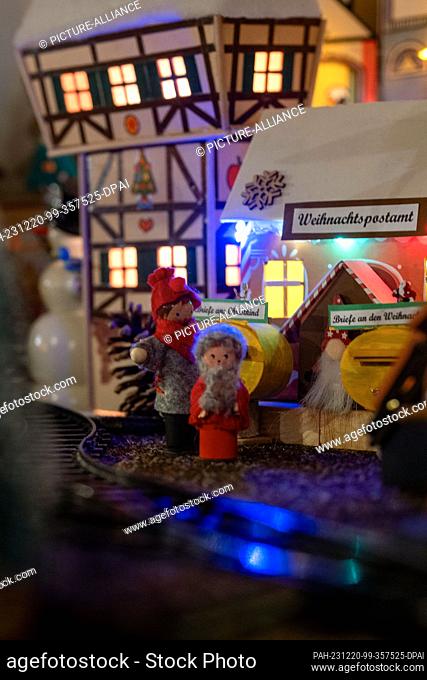 PRODUCTION - 05 December 2023, Bavaria, Coburg: Letters to the Christ Child and Santa Claus can be posted in a miniature Christmas post office