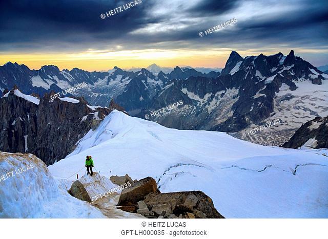 ROPED GUIDE AT THE FOOT OF THE AIGUILLE DU MIDI, SUNRISE OVER THE MONT-BLANC, CHAMONIX-MONT-BLANC, UPPER SAVOY, HAUTE-SAVOIE (74), RHONE-ALPES, FRANCE
