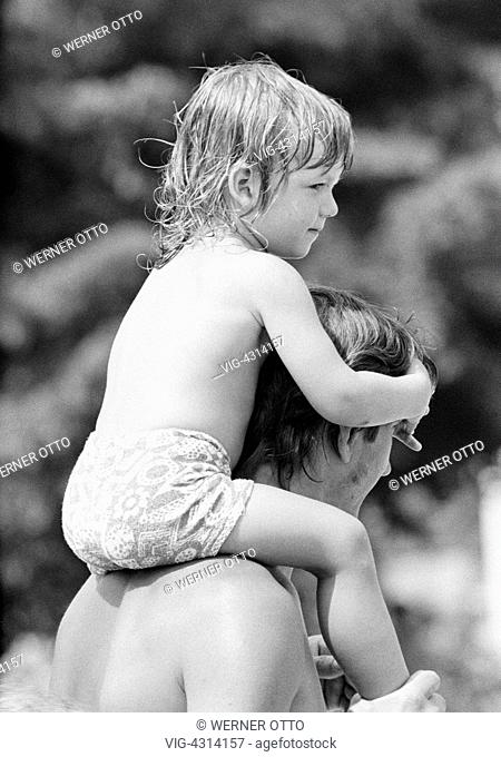DEUTSCHLAND, ZWEIBRUECKEN, 26.06.1972, Seventies, black and white photo, people, young father carries the little son piggyback, open-air swimming pool