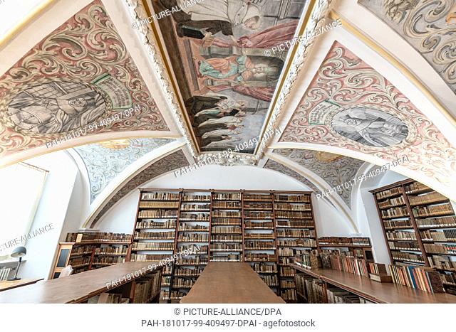 10 October 2018, Bavaria, Straubing: The library at the Carmelite monastery. Photo: Armin Weigel/dpa. - Straubing/Bavaria/Germany