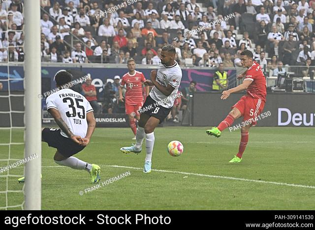 Benjamin PAVARD (FC Bayern Munich) scores the goal to make it 0-2, action, goal shot versus Djibril SOW (Eintracht Frankfurt) and TUTA (Eintracht Frankfurt)
