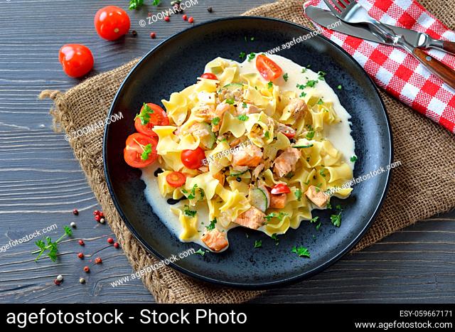 Österreichische Küche: Lachsfleckerln mit den typischen Fleckerlnudeln sowie einer delikaten Lachs-Sahnesoße - Austrian cuisine: Typical pasta with smoked...
