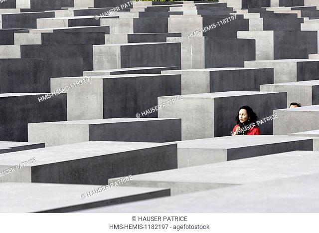 Germany, Berlin, Mitte between Potsdamer Platz and the Reichstag, close to Tiergarten, the Memorial of the Holocaust (Denkmal fur die Juden Europas ermordeten)
