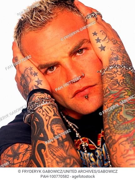 Shifty Shellshock, Sänger der amerikanischen Crossover Band ""Crazy Town"" bei einem Fotoshooting in München, Deutschland 2004