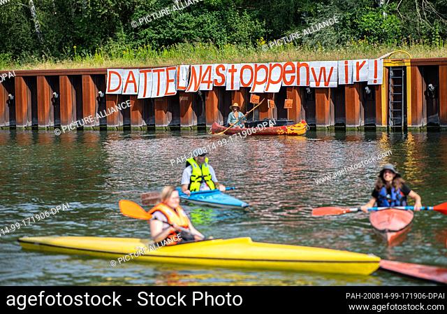 14 August 2020, North Rhine-Westphalia, Datteln: As part of an action and protest day, several climate activists paddle their canoes along the Dortmund-Ems...
