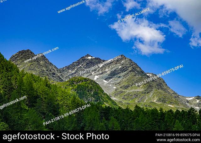20 July 2021, Austria, Sankt Jakob: Mountain peak in the Defereggen valley in Tyrol. The Defereggen valley lies in the middle of the Hohe Tauern National Park