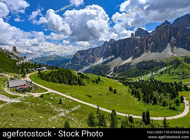 20 July 2023, Italy, Wolkenstein: Hiking area at the peaks of the Cirspitzen with the Jimmi Hut (l) and the peaks of the Sella Group (r) in the Dolomites in...