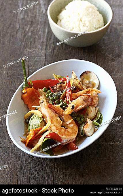 Spicy Thai prawns with clams and fresh Thai basil