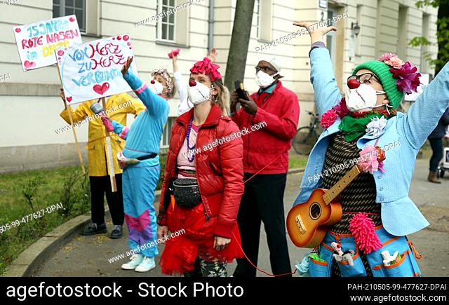 05 May 2021, Berlin: An anniversary clown parade at the German Heart Center (DHZ) in the Moabit district will take place in the clinic's Brunnenhof