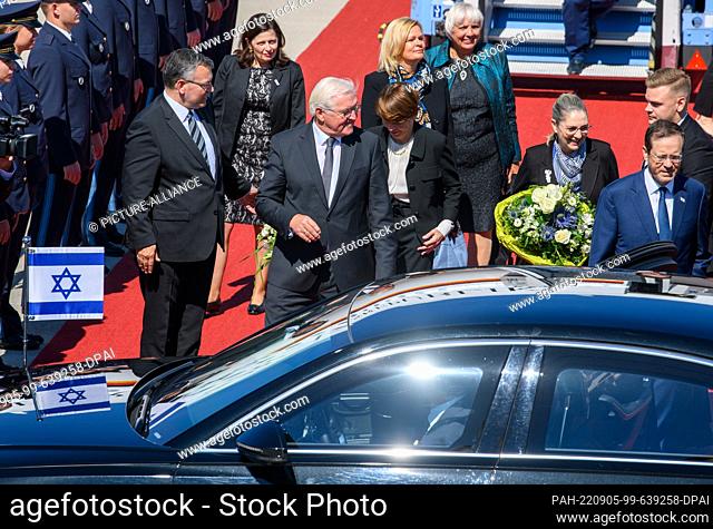05 September 2022, Bavaria, Hallbergmoos: Florian Herrmnn (CSU, l), head of the Bavarian State Chancellery, welcomes Camela Shamir, Consul General of Israel