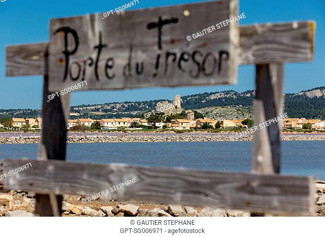 VIEW OF OLD GRUISSAN WITH A WOOD SIGN 'PORTE DU TRESOR' (TREASURE GATE), SAINT MARTIN ISLAND, GRUISSAN, AUDE (11), FRANCE