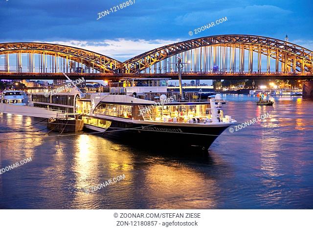 Schiffe auf dem Rhein vor der Hohenzollernbruecke in der Daemmerung, Koeln, Rheinland, Nordrhein-Westfalen, Deutschland, Europa
