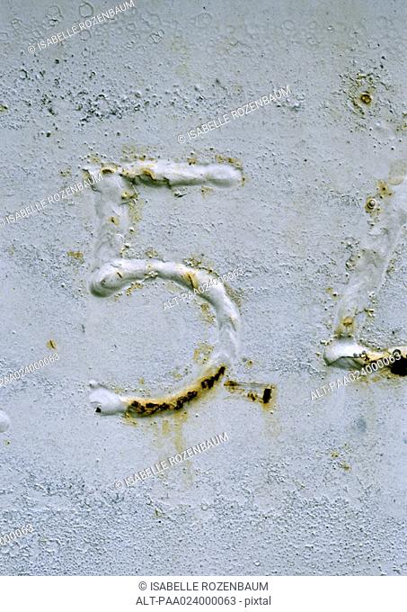 '5' text, embossed and rusty on metal surface