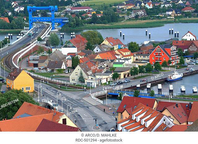 Stadtzentrum mit Peenestrom und Klappbruecke, Wolgast, Mecklenburg-Vorpommern, Deutschland