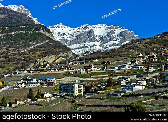Das Gemmi Massiv hinter den Häusern von Leuk, Wallis, Schweiz / Gemmi Massif rises behind the outskirts of Leuk, Valais, Switzerland