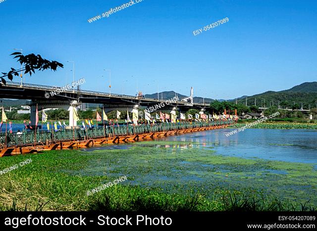 yulsujugyo bridge is a bridge made of many boats tied together. The bridge connects Semiwon garden to dumulmeori