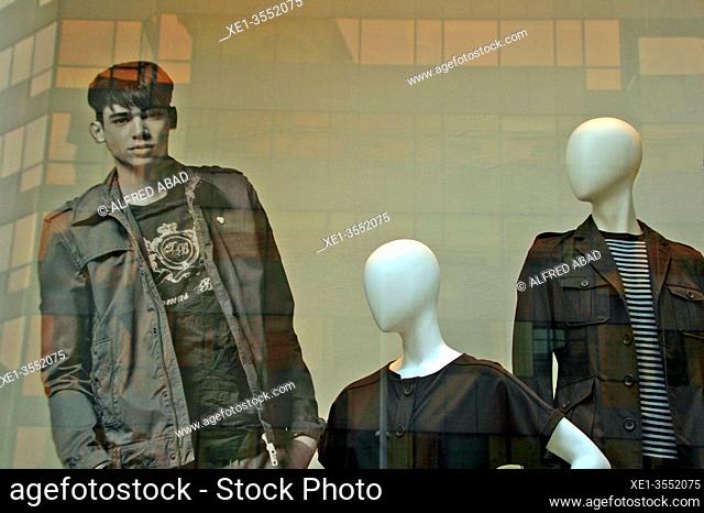 mannequins in fashion store showcase on Paseo de Gracia, Barcelona, ??Catalonia, Spain