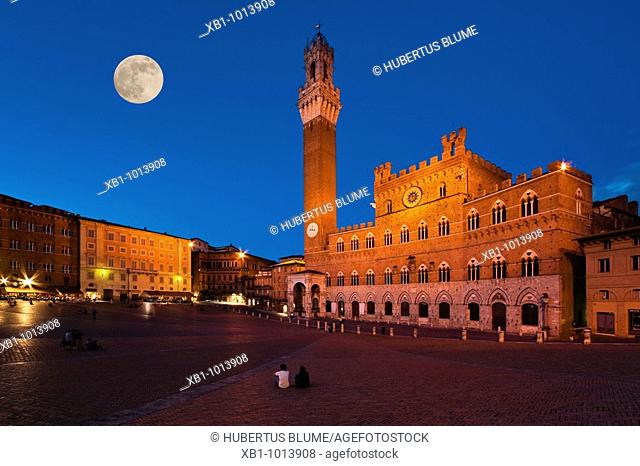 Palazzo Pubblico, built from 1325 to 1345 and 87 metres high tower of guildhall, Torre del Mangia at square Piazza del Campo, Siena, Tuscany, Central Italy