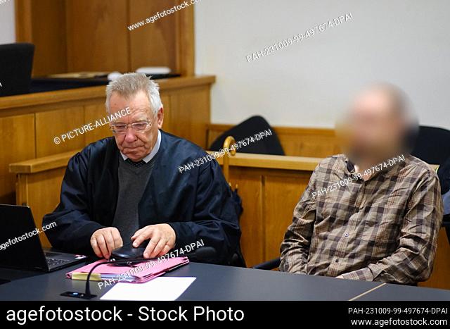 09 October 2023, Lower Saxony, Oldenburg: The defendant Jens R. (r) and his public defender Rainer Nitschke sit in room 1 of the Oldenburg Regional Court