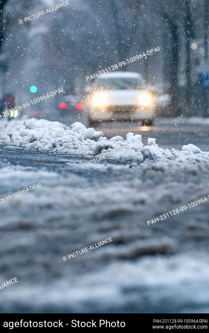 28 November 2023, Bavaria, Straubing: Snow lies on the roadside. The German Weather Service is expecting more fresh snow. Photo: Armin Weigel/dpa