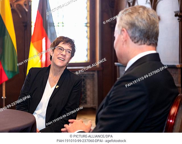 10 October 2019, Lithuania, Kaunas: Annegret Kramp-Karrenbauer (CDU), Minister of Defence, and Gitanas Nauseda, President of Lithuania