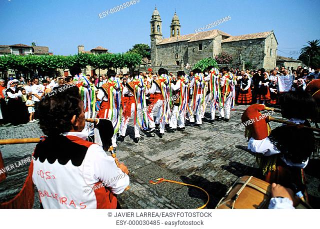 Folkloric dance. Albariño Festival. Cambados. Pontevedra province. Galicia. Spain