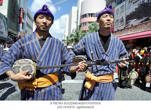 Naha, Okinawa, Japan, men in traditional Okinawan outfit, playing Sanshin, at the 10 000 Taiko Eisa dance parade along Kokusai-dori, August
