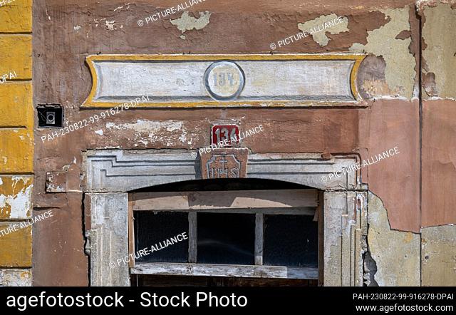 15 August 2023, Czech Republic, Jáchymov: Plaster and paint peel from a historic house in the center of the old mining town of Jáchymov (Saint Joachimsthal) in...