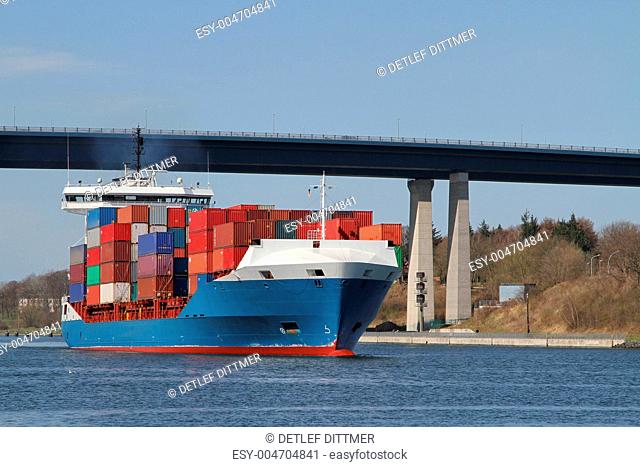 Feederschiff mit Containern