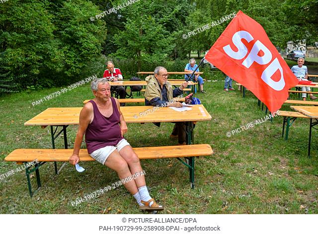 29 July 2019, Brandenburg, Rüdersdorf: Visitors take part in an election campaign event of Dietmar Woidke, SPD Brandenburg's top candidate