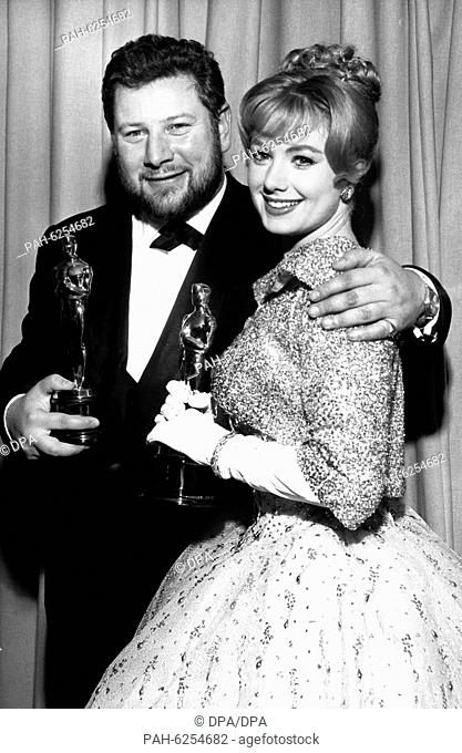 Peter Ustinov stands next to Shirley Jones, both received an Oscar. Ustinov was honoured for his part in ""Spartacus"" from 1960
