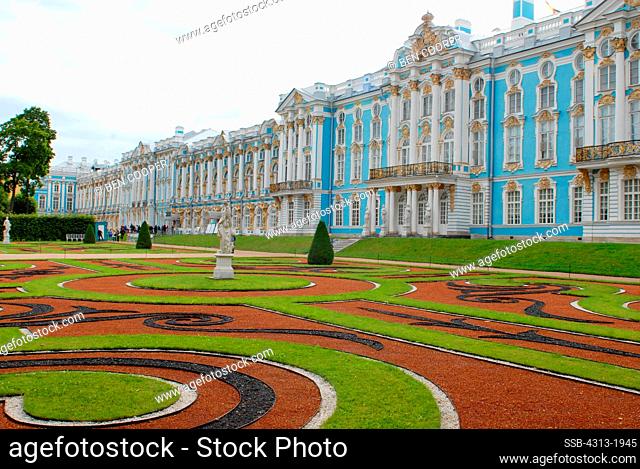 Formal garden in front of the palace, Catherine Palace, Tsarskoye Selo, St. Petersburg, Russia