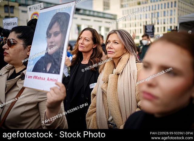 28 September 2022, Berlin: Actresses Natalia Wörner (l) and Ursula Karven take part in a rally for democracy and freedom in Iran