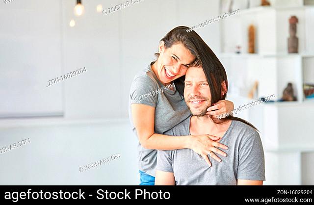 Junge Frau albert herum mit ihren langen Haaren beim Haare schneiden für ihren Mann