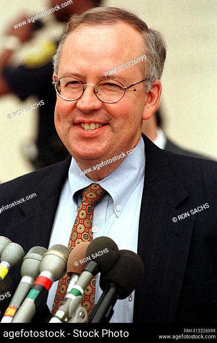 Washington, DC - April 16, 1998 --Independent Counsel Kenneth W. Starr speaks to reporters today at the U.S. District Court in Washington, D.C