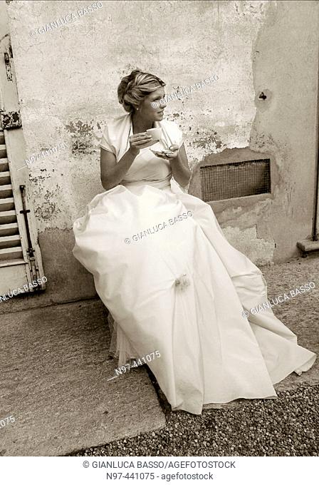 Coffee break during her wedding
