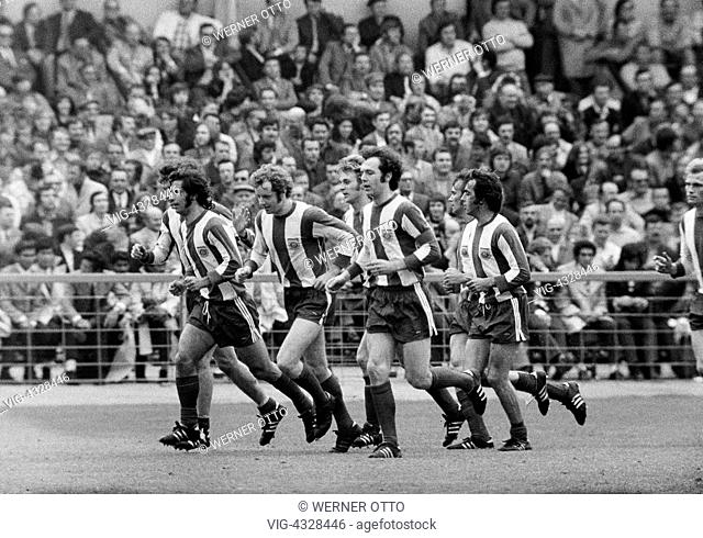 Fussball, Bundesliga, Saison 1971/1972, Stadion Radrennbahn am Muengersdorfer Stadion in Koeln, 1. FC Koeln gegen FC Bayern Muenchen 1:4, Spielszene