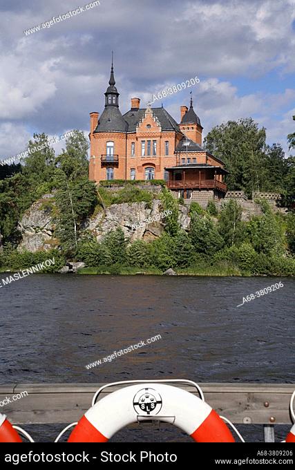 Ulvaklev (on the shores of Lake Åmänningen) in Ängelsberg was designed by the architect Isak Gustaf Clason and was completed in 1886