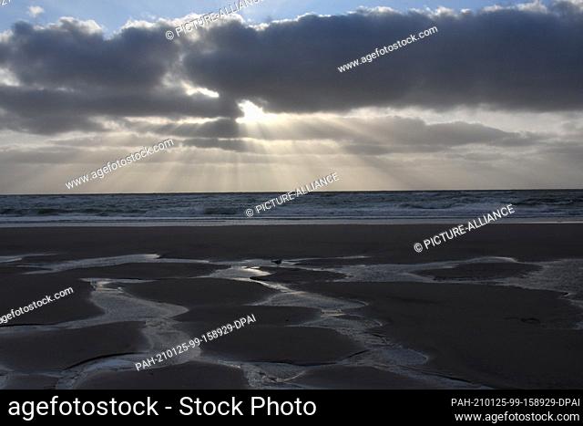18 September 2020, Schleswig-Holstein, Rantum/Sylt: A natural spectacle of a special kind is the daily sunset on the beach of Rantum on the holiday island of...